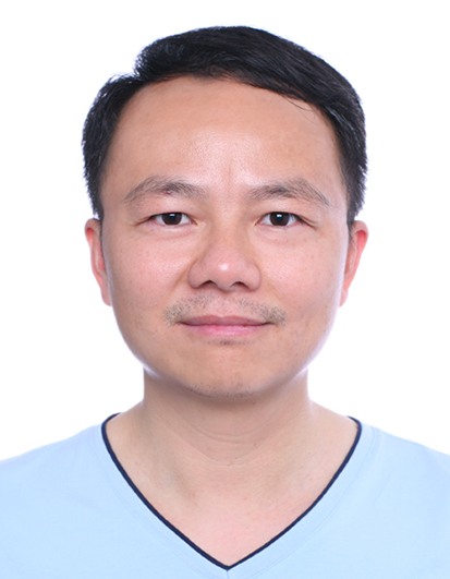 微笑的男人描述已自动生成